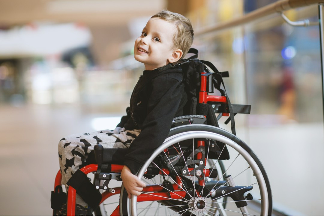 Dziecko na wózku inwalidzkim w szkole - jak pomóc?