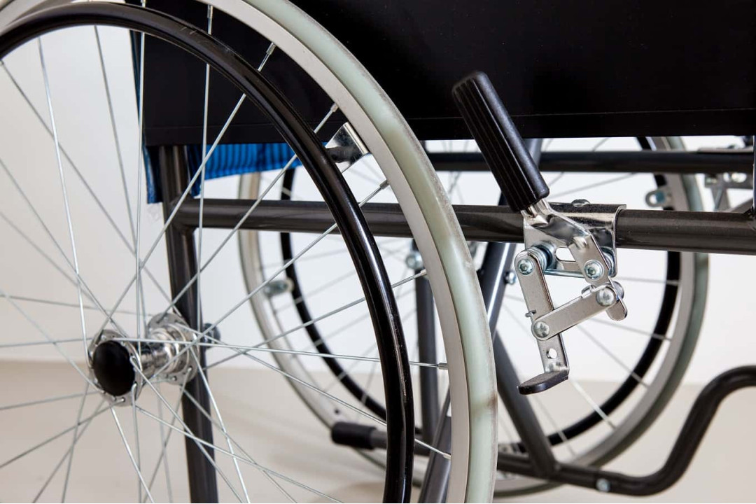 Które akcesoria do wózków inwalidzkich są najbardziej przydatne?